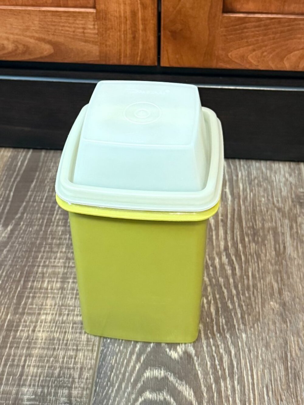 Tupperware Pick-A-Deli Pickle Container - Picture 3 of 16